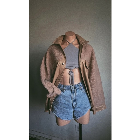 🚨END OF YEAR SALE// Faux sherpa Shaket - Picture 3 of 3